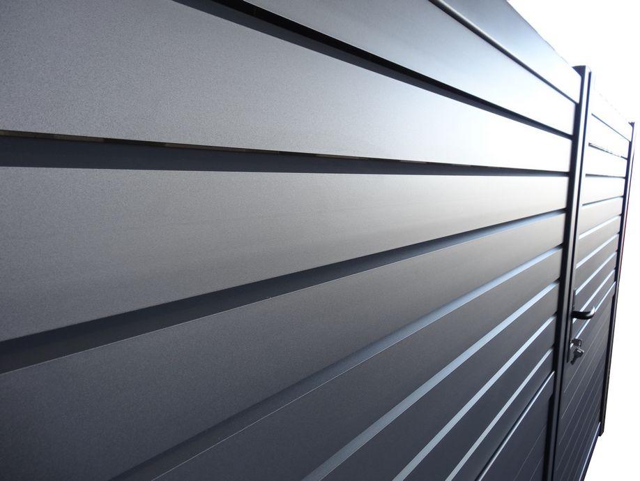 détail portail Manchester vu de près lames biseautées / persiennes